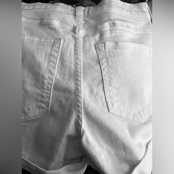 id:23 NWOT cuffed white shorts button and zip closure from stitch fix size 25 - Picture 6 of 10